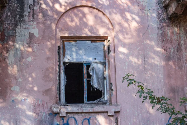 Velho Edifício Abandonado Arruinado Com Janela Quebrada — Fotografia de Stock