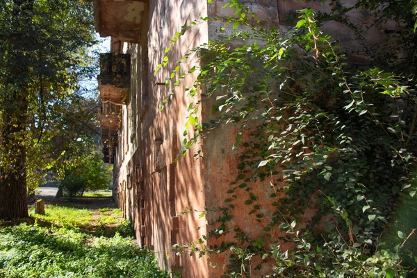 Facciata Edificio Abbandonato Rovina Durante Giorno — Foto Stock