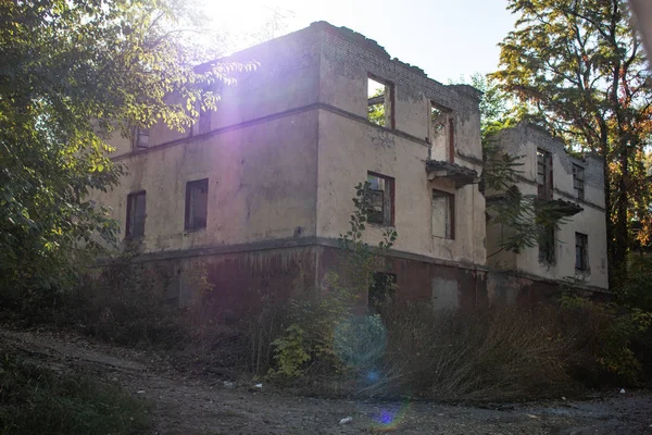 Fachada Edifício Abandonado Arruinado Durante Dia — Fotografia de Stock