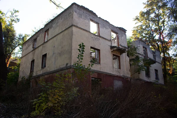 Fachada Del Edificio Abandonado Ruinas Durante Día —  Fotos de Stock