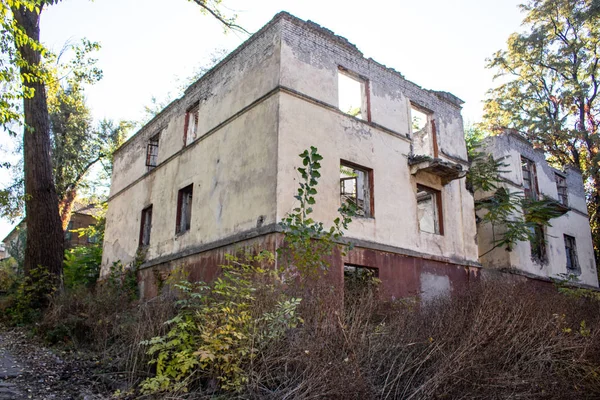 Fachada Del Edificio Abandonado Ruinas Durante Día —  Fotos de Stock