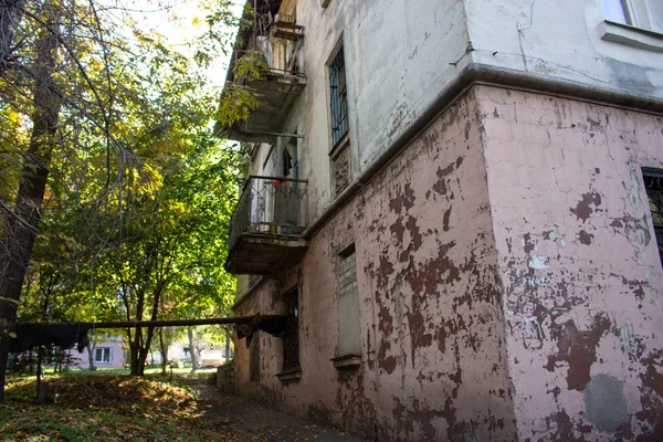 Фасад Разрушенного Заброшенного Здания Днем — стоковое фото