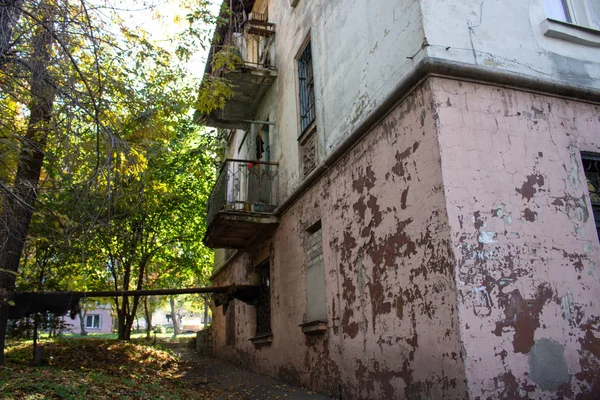 Fachada Del Edificio Abandonado Ruinas Durante Día — Foto de Stock