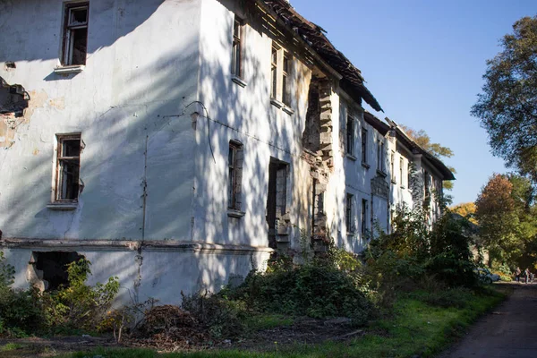 Facciata Edificio Abbandonato Rovina Durante Giorno — Foto Stock