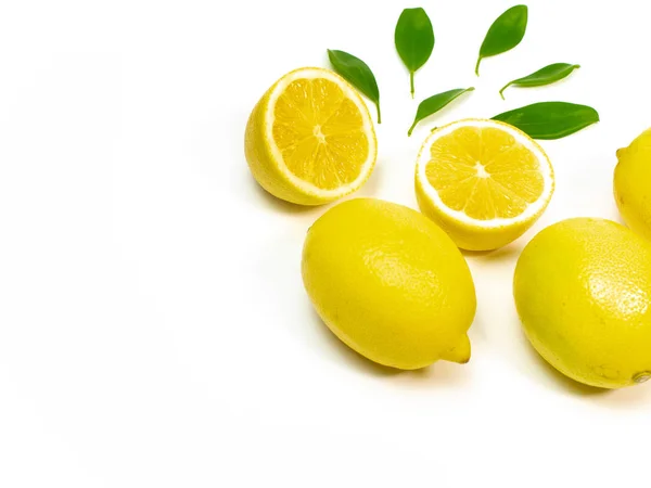 Citrons Mûrs Avec Des Feuilles Vertes Isolées Sur Fond Blanc — Photo