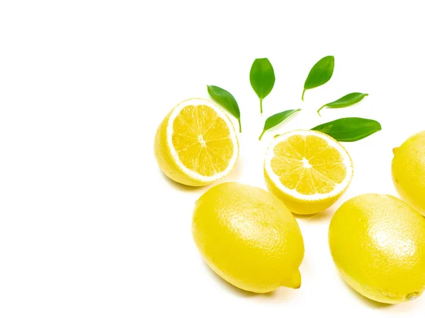 Citrons Mûrs Avec Des Feuilles Vertes Isolées Sur Fond Blanc — Photo