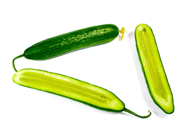 Hele Gesneden Komkommers Geïsoleerd Witte Achtergrond — Stockfoto