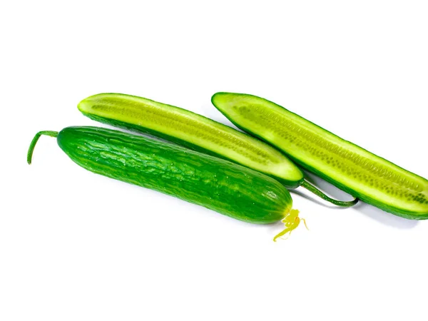 Hele Gesneden Komkommers Geïsoleerd Witte Achtergrond — Stockfoto
