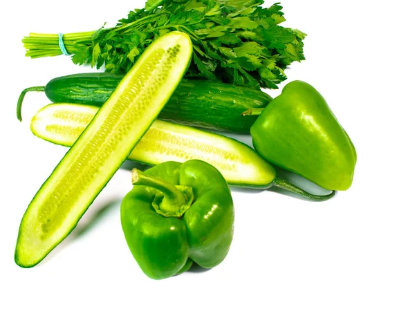 Groene Paprika Gesneden Komkommers Bosje Peterselie Geïsoleerd Witte Achtergrond — Stockfoto