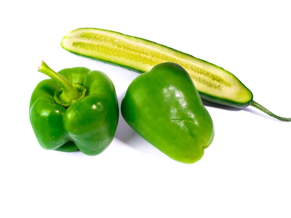 Pimientos Verdes Mitad Pepino Aislado Sobre Fondo Blanco — Foto de Stock