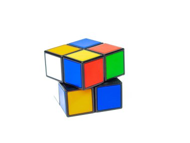 beyaz bir arka plan üzerinde 2 x 2 Rubik küpü
