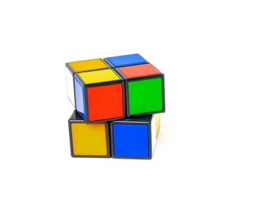beyaz bir arka plan üzerinde 2 x 2 Rubik küpü