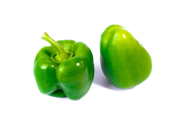 Pimentos Verdes Isolados Sobre Fundo Branco — Fotografia de Stock