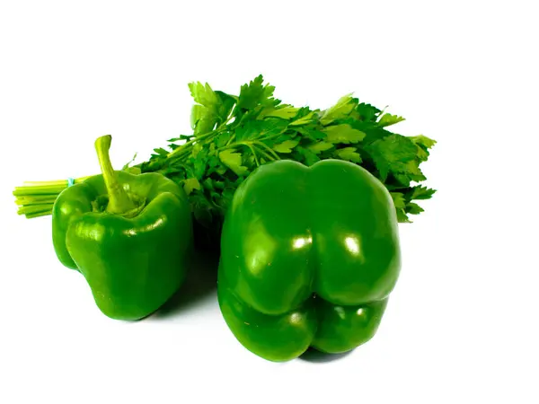 绿色的甜椒和一堆香菜查出的白色背景 — 图库照片