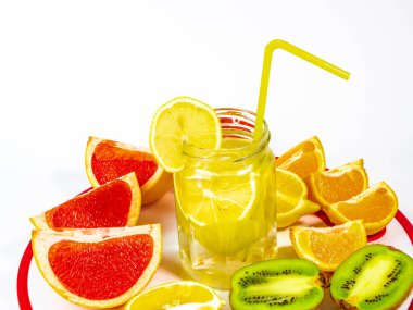 Narenciye ve limonata cam beyaz zemin üzerine dilimlenmiş