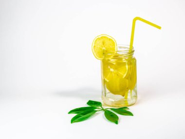 Beyaz zemin üzerine sarı saman bir Mason kavanoza limonata
