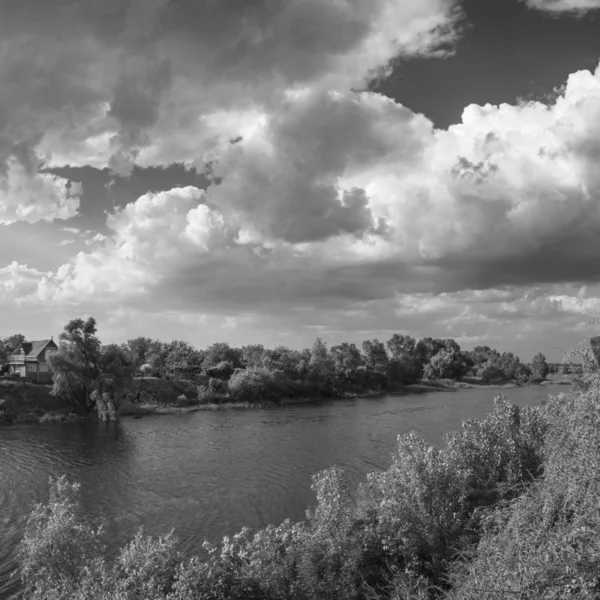 Imagem Preto Branco Nuvens Escuras Tempestuosas Sobre Lago — Fotografia de Stock