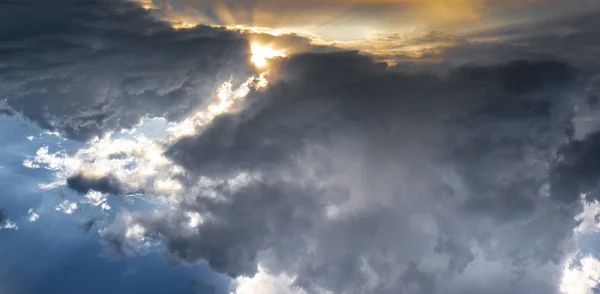 Dunkle Stürmische Wolken Mit Sonnenstrahlen Himmel — Stockfoto