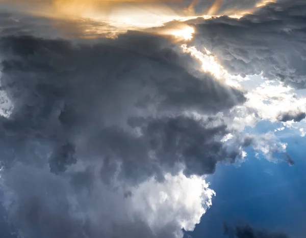 Dunkle Stürmische Wolken Mit Sonnenstrahlen Himmel — Stockfoto