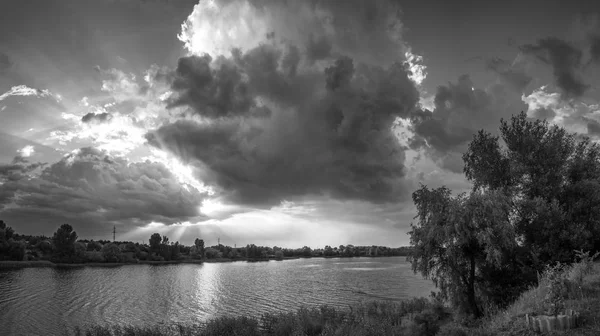 Чорно Біле Зображення Темних Штормових Хмар Над Озером — стокове фото