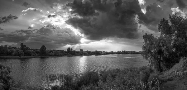 Imagem Preto Branco Nuvens Escuras Tempestuosas Sobre Lago — Fotografia de Stock