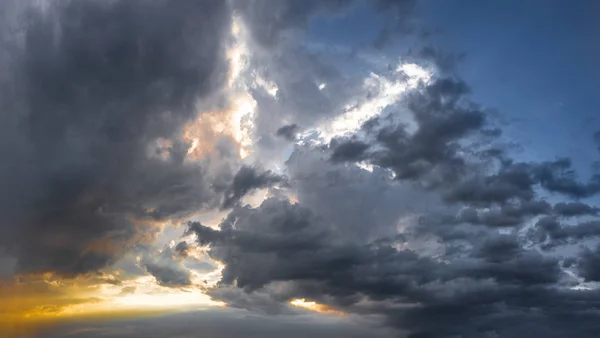 Dunkle Stürmische Wolken Mit Sonnenstrahlen Himmel — Stockfoto