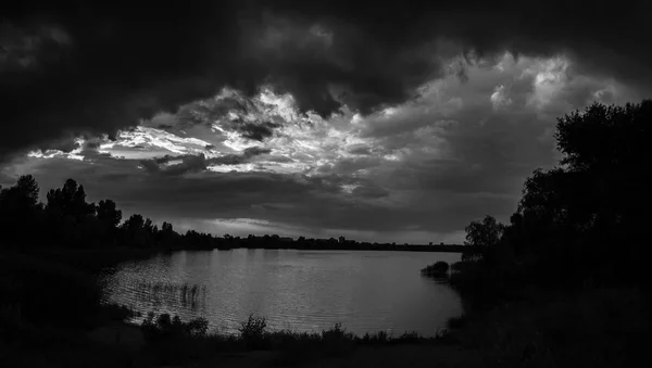 Immagine Bianco Nero Nuvole Buie Tempestose Sul Lago — Foto Stock