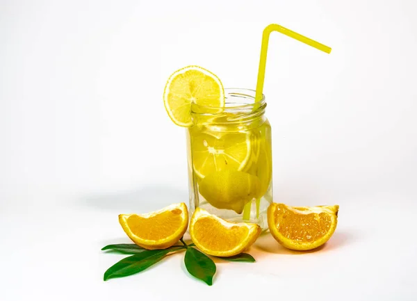 Fruta Naranja Rodajas Limonada Frasco Vidrio Sobre Fondo Blanco —  Fotos de Stock