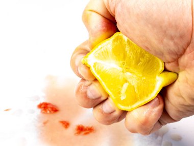 Erkek el Beyaz yüzey üzerinde limon sıkma
