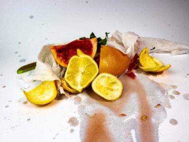 Taze narenciye beyaz yüzeyinde sıkılmış.