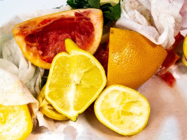 Taze narenciye beyaz yüzeyinde sıkılmış.