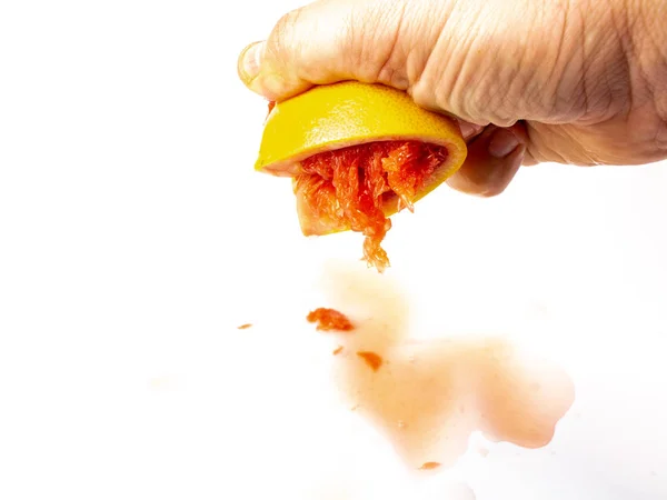Mužské Ruky Mačkání Grapefruitu Bílý Povrch — Stock fotografie