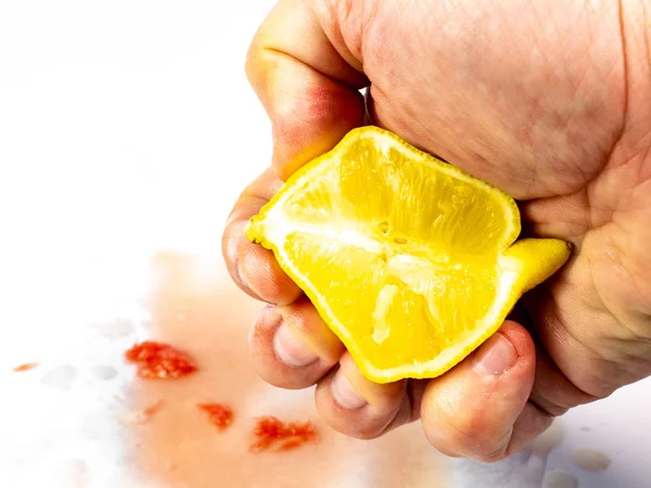 Мужская Рука Сжимает Лимон Белой Поверхности — стоковое фото