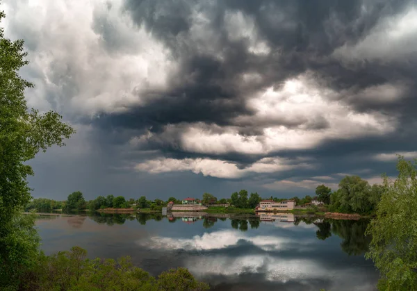 Темні Штормові Хмари Над Озером Під Час Заходу Сонця — стокове фото