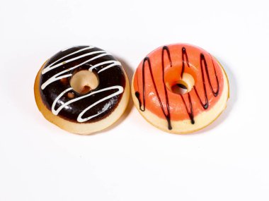 Beyaz arka planda lezzetli çörekler