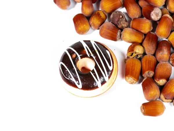 Крупним Планом Вигляд Смачного Пончика Лісових Горіхів Ізольовані Білому Тлі — стокове фото