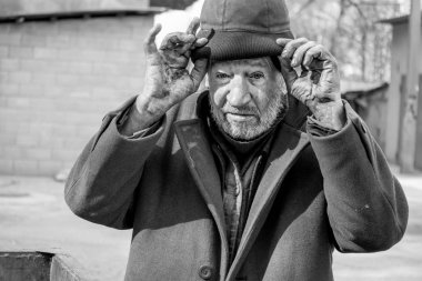 siyah ve beyaz sürtük fotoğraf, evsiz aç adam