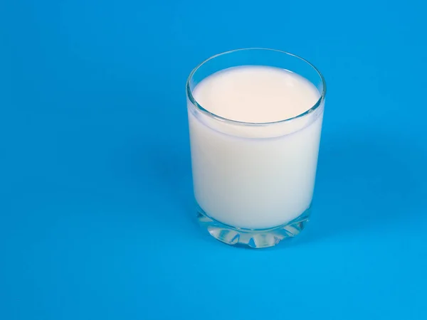 Vaso Leche Vidrio Transparente Sobre Fondo Azul — Foto de Stock