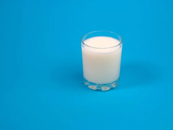 Glas Mjölk Genomskinligt Glas Blå Bakgrund — Stockfoto