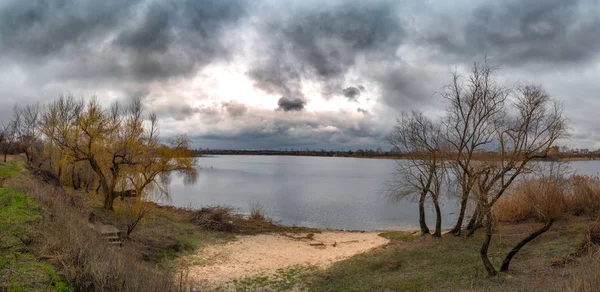 Nuvens Escuras Tempestuosas Sobre Lago Durante Pôr Sol — Fotografia de Stock