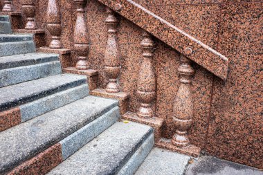 Eski binasında taş küpeşte ile merdiven beton