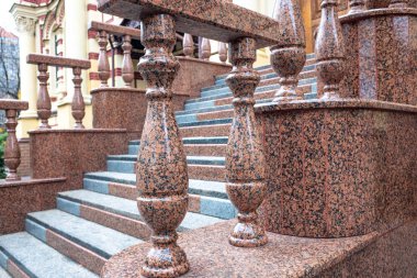 Eski binasında taş küpeşte ile merdiven beton