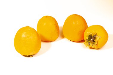 Beyaz zemin üzerine sarı olgun hurma