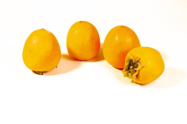 Beyaz zemin üzerine sarı olgun hurma