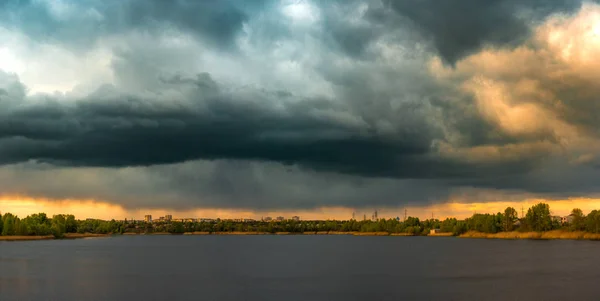 Nubes Tormentosas Oscuras Sobre Lago Durante Atardecer — Foto de Stock