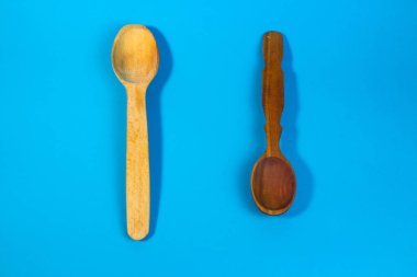 Mavi arka planda tahta kaşıklar