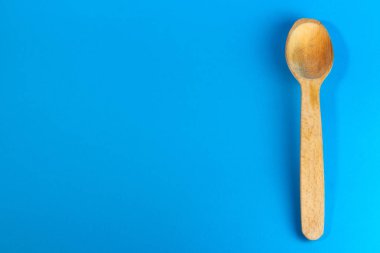 Mavi arka planda tahta kaşıklar