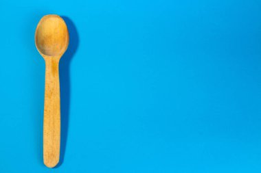 Mavi arka planda tahta kaşıklar