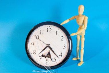 büyük analog saatler, saatler, zamanı, adam ve zamanı geçen kırık