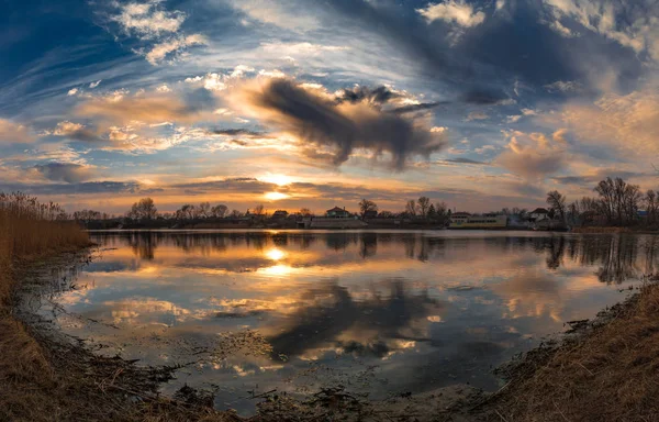 Schöne Abendlandschaft Mit Einem Fluss — Stockfoto